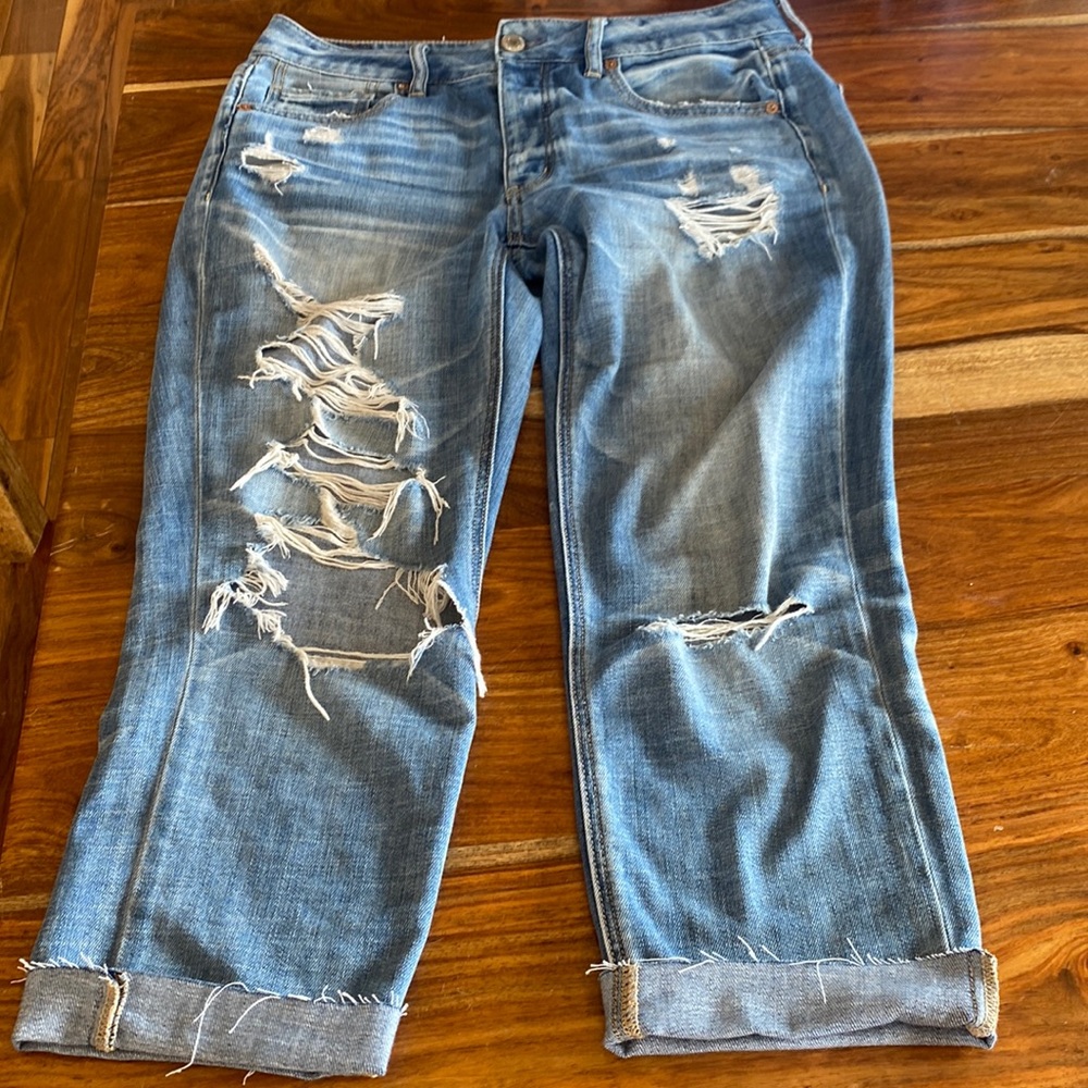 AE Ripped Tomgirl jeans Size 8, 24” inseam capri a little stretch